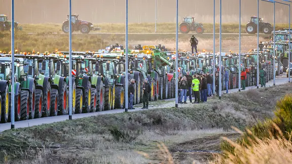 Schwerin: Bauern treffen sich mit ihren Traktoren zu einer Protestfahrt rund um die Landeshauptstadt.